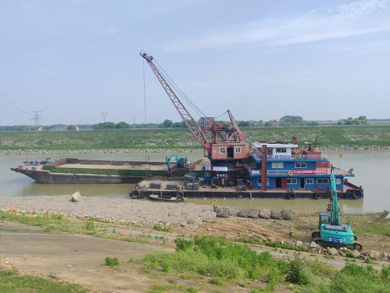 2025年4月22日,洞庭湖項(xiàng)目,拋石護(hù)腳工程建設(shè)現(xiàn)場(chǎng),吳旺宗攝2.jpg