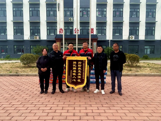 【社會(huì)責(zé)任】(第二分局)火場(chǎng)沖鋒顯擔(dān)當(dāng) 錦旗相贈(zèng)見(jiàn)真情(攝影1:羅銀銀).jpg